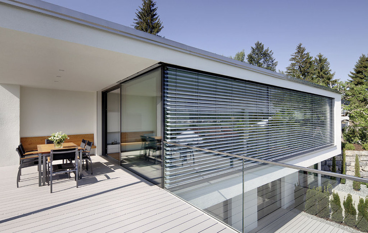Außen liegender Sonnenschutz kann sehr wirksam das Aufheizen der Fensteroberfläche ­beeinflussen, und damit die solaren Einträge gezielt steuern.