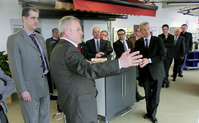 Interessierte Gesichter bei den Erklärungen von Georg von Goscinski zu den Möglichkeiten von Sonnenschutzsystemen.