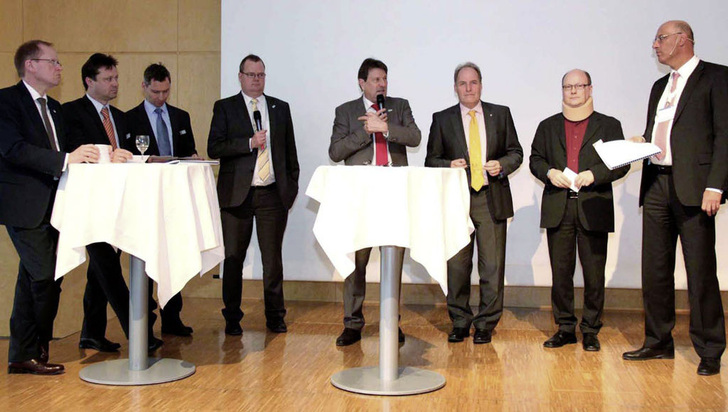 Spannende Diskussionsrunde mit (v. l.) Jochen Grönegräs (BF), Christian Kehrer und Torsten Voigt (beide ift Rosenheim), Frank Koos (VFF), Ulrich Tschorn (VFF), Prof. Ulrich Sieberath (ift) und Prof. Christian ­Niemöller (SMGN).