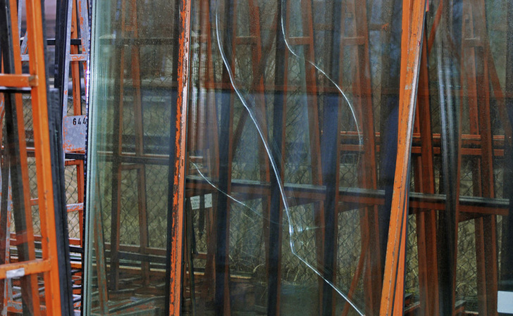 Bild 1: Glasbruch durch falsch gesetzte Distanzplättchen. Diese waren nicht hinter den Spannlatten positioniert, sondern daneben.