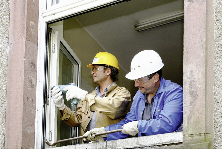 Kunststofffensterrecycling: Vom Ausbau der alten Fenster bis in die Recyclinganlage sind es für den Verarbeiter mithilfe von Rewindo nur wenige Schritte. - © Foto: Rewindo GmbH
