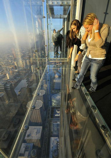 Nichts für schwache Nerven ist auch der Willis Tower, der höchste Wolkenkratzer in den Vereinigten Staaten: Bereits 1974 eröffnet, laden nachträglich montierte Glasbalkone mit durchsichtigen Böden an der Westseite des Gebäudes den Besucher dazu ein, einen ungehinderten Blick in die Tiefe zu werfen. - © Skydeck Chicago
