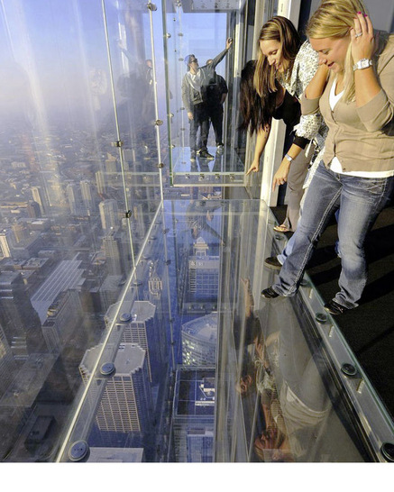 Nichts für schwache Nerven ist die Aussichtsplattform am Willis Tower, der höchste Wolkenkratzer in den Vereinigten Staaten. - © Foto: Skydeck Chicago
