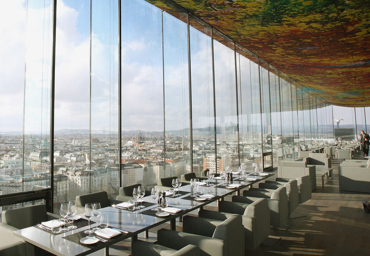 Sicher hinter Panoramafenstern: Die Isoliergläser im Uniqa Tower in Wien sind absturzsicher ausgeführt. - © Foto: Uniqa Hotel, Wien
