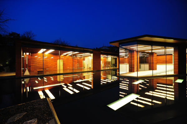 Die unter Wasser liegenden Oberlichter sind mit ­Isoliergläsern mit Kapillareinlagen im SZR ­ausgestattet. Damit wird das einfallende ­Tageslicht gleich­mäßig und blendfrei in die unterirdischen ­Galerieräume gestreut.