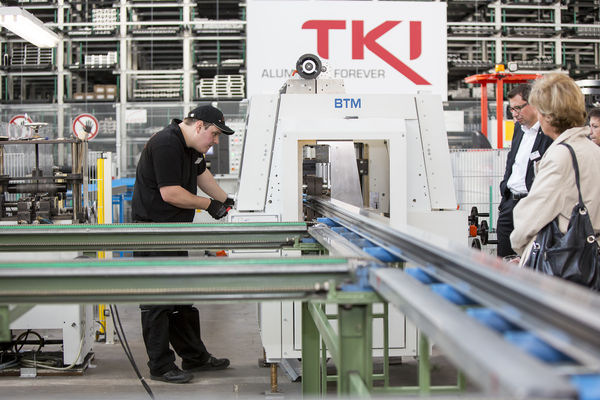 Direkt vor dem neuen Hochregallager verrollt TKI-Mitarbeiter Bastian Scherf die Aluminium-Halbschalen mit den Kunststoff-Isolierstegen zu einem festen Verbundprofil