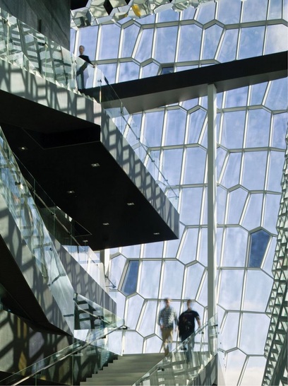 Die Glas-Elemente der Fassade sind auf der Außenseite aus 12 mm dickem VSG Gewe-safe im 3-fach-Verbund, das je nach Anforderung mit dichroitischen, hochreflektierenden oder entspiegelten Gläsern ausgeführt ist.