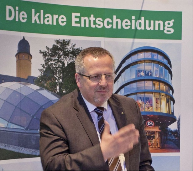 Der Lizenzgeber der Gruppe Hans-Joachim Arnold begrüßte die Mitglieder der Isolar-Gruppe in Bad Arolsen.