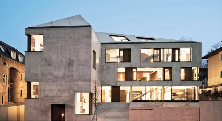 Dieses Bürogebäude im Stuttgarter Herdweg stammt aus der Feder der Architekten Blocher Blocher Partners. Das Gebäude wurde letzten Herbst mit dem DGNB Zertifikat in Gold ausgezeichnet.