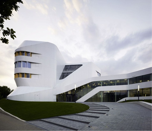 Aufgrund seiner vorbildlichen Energieeffizienz und nachhaltigen ­Bauweise erhielt das ZVE in Stuttgart das DGNB-Zertifikat in Gold.