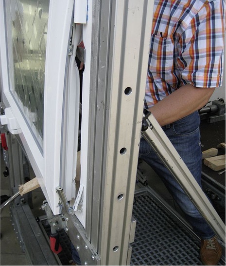 „Selbstversuch“ an einem nachgerüsteten Kunststofffenster mit ­großem Schraubendreher, Keilen und Kuhfuß zum Abschluss einer ­polizeilich anerkannten Grundschulung für Errichterbetriebe.