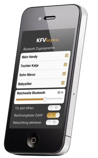 Die schlüssellose Zugangs­kontrolle öffnet Türen berührungslos mittels Blue­tooth-fähigen Mobiltelefonen.
