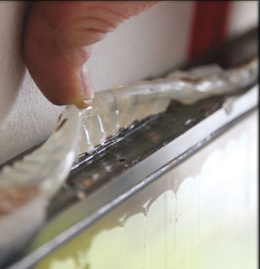 Verträglichkeitsstörungen bei der raumseitigen “Fußversiegelung“: Der falsche Dichtstoff löst die Primärdichtung des Isolierglases auf.