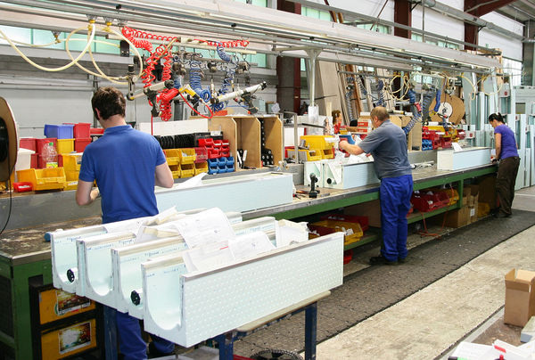 Die GLASWELT hat sich 2012 die Fertigung bei Beck+Heun angesehen. Vor einem Jahr sprach man von einer Tagesproduktion von rund 6000 Laufmeter Rollladenkasten. Dieser Output werde sich mit den neuen Anlagen weiter steigern.