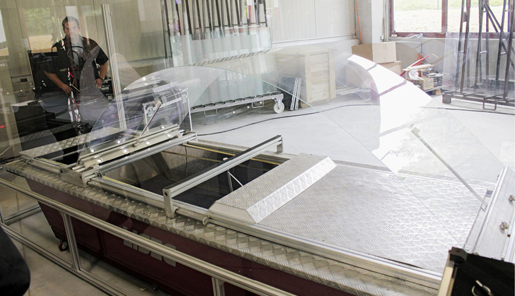 Energy Glas fertigt sein 3-fach-ISO aus TVG plus Gläsern. Hier ein vorgespanntes 2 mm Dünnglas im Belastungstest.