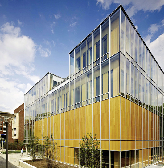 Bei dieser Fassade sind in den nicht transparenten Glaselementen hochdämmende Vakuum-Isolier-Paneele im SZR eingebaut und liegen hinter den bedruckten Gläsern. - © Foto: Jeffrey Totaro und Okalux GmbH
