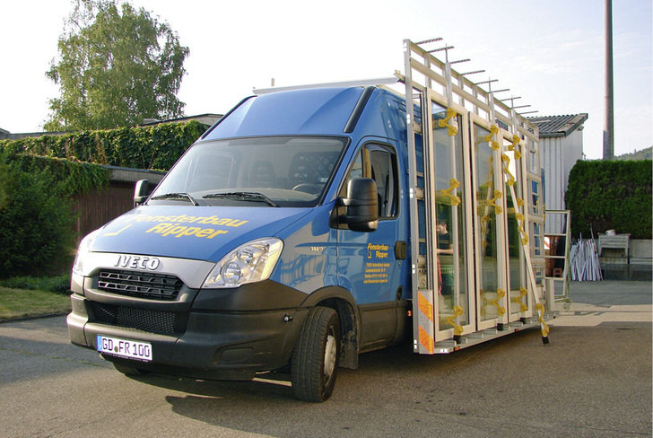 Seit einigen Wochen ist dieser Iveco 35 S 17L in mittelhoher Dachausführung und Außenreff von Klemm-Supertrucks bei Fensterbau Ripper im Einsatz.