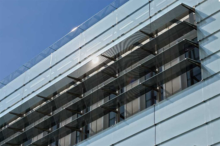 Glaslamellen selbst bestehen aus Verbund-Sicherheitsglas aus zweimal acht Millimeter siebbedrucktem teilvorgespanntem Glas