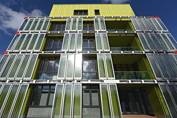 An der zur Sonne ausgerichteten Glasfassade sind über 130 platten­förmige Kollektormodule (Photo­bioreaktoren) vorgehängt.