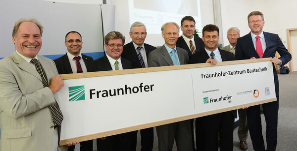 Die “Förderer“ freuen sich über den gelungenen Start des Fraunhofer-Zentrums Bautechnik (v.l. Prof. Ulrich Sieberath und Dr. Martin Spitzner (ift), Prof. Heinz Köster (Hochschule Rosenheim), Prof. Dr. Alfred Gossner (Fraunhofer Gesellschaft), Prof. Dr. Harald Krause und Prof. Dr. Peter Niedermaier (Hochschule Rosenheim), Andreas Kaufmann (Fraunhofer Zentrum Bautechnik), Prof. Dr. Gerd Hauser (IBP), Dr. Marcel Huber (Bayerisches Staatsminister für Umwelt und Gesundheit)