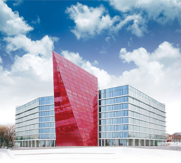 Die neue Verwaltungszentrale der Belarusian Potash Company (BPC) ist ein gutes Beispiel für eine ästhetisch ansprechende Verglasung, die den Einsatz von Licht und Farbe optimiert.