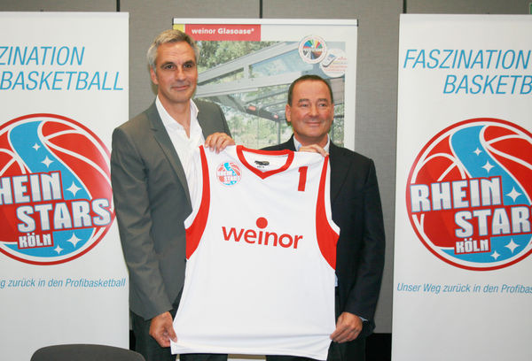 Thilo Weiermann, Geschäftsführer von weinor (r.) und Stephan Baeck, Basketball-Europameister von 1993 und treibende Kraft hinter den neu gegründeten RheinStars, mit dem neuen Trikot.
