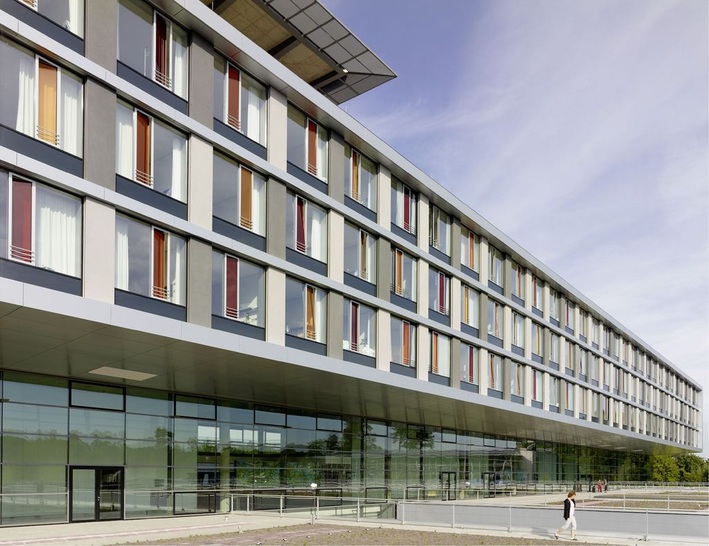 Die klare Linienführung und

die vier warmen Farben — Gelb,

Orange,

Rot und Braun — prägen

das Erscheinungsbild der neuen

Chirurgie in Ulm.