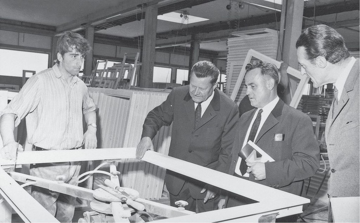 Eduard Klinger senior (2. v. l.) leistete Pionierarbeit, als er 1963 das Kunststoff-Fenster nach Österreich brachte. Im Bild ist Klinger bei einem Betriebsbesuch im Jahr 1964 zu sehen.