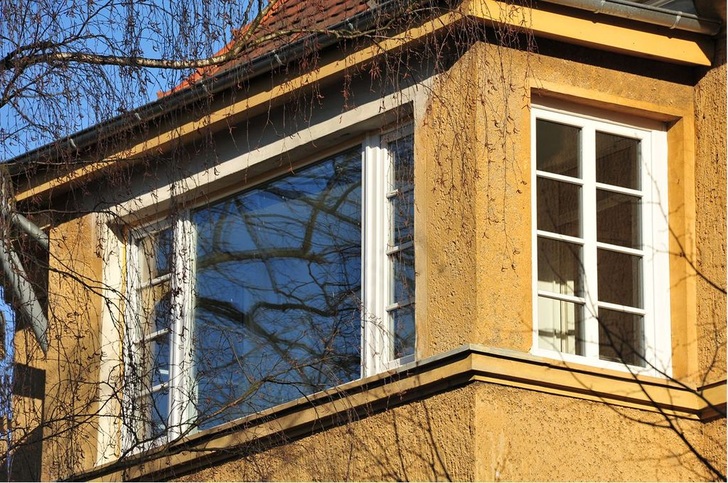 Fenstersanierung im klassischen Weiß mit echten Sprossen.