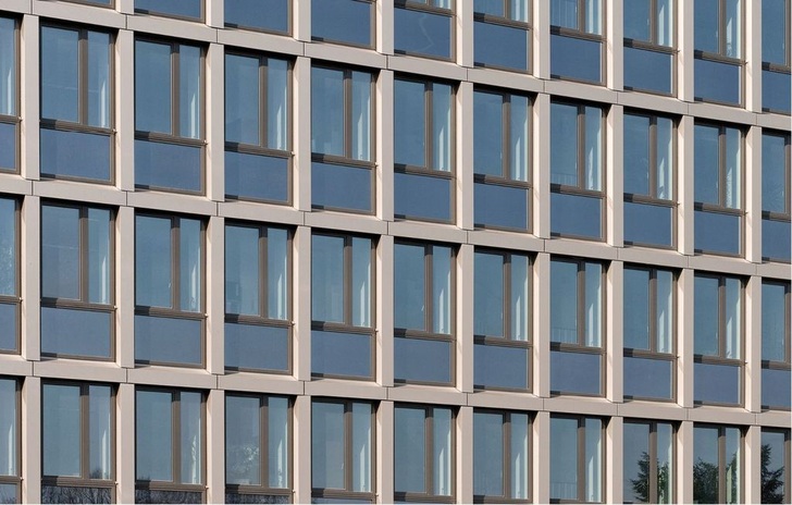 Bei Fassadensanierungen können Kombigläser in vielen Fällen eine bisher ­fehlende Sonnenschutzfunktion übernehmen. Bei diesem Gebäude wurden zudem nicht transparente Fassadengläser verbaut. - © Fotos: aib GmbH:
