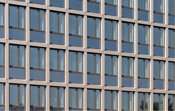 Bei Fassadensanierungen können Kombigläser in vielen Fällen eine bisher ­fehlende Sonnenschutzfunktion übernehmen. Bei diesem Gebäude wurden zudem nicht transparente Fassadengläser verbaut.