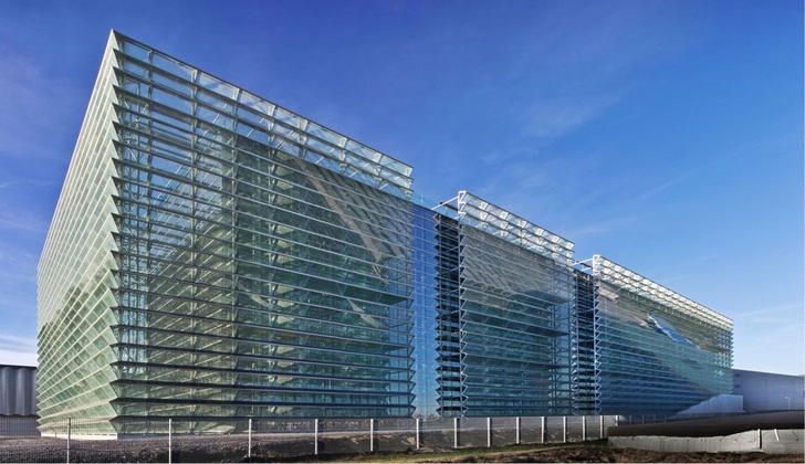 Die PV-Fassade des Hochregallagers „spielt” mit Transparenz, Durchsicht und Licht und versorgt das 28 m hohe Gebäude mit Strom.