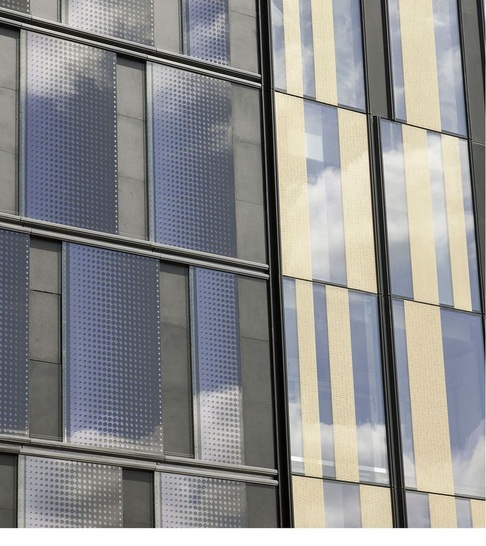 3550 m2 Isoliergläser aus SGG ClimaPlus Ultra N (2 x 12 mm VSG) wurden in der „Goldfassade“ verbaut, die teils in gold-metallic Siebdruck ausgeführt sind.