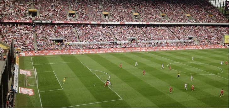 Bei einem Schnitt von 46000 Zuschauern bei den Heimspielen rechnet weinor mit einer lohnenden ­Investition durch die Bandenwerbung.