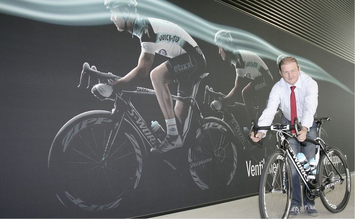 Engagiert in Sachen Sport: Zur Tour de France 2013 hat Renson den Radrennstall Omega Pharma — Quick-Step als Sponsor unterstützt. Stolz präsentiert Johan Debaere ein Profirennrad in der Ausstellung.