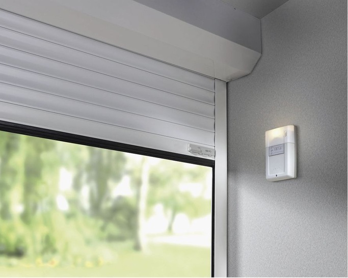 Die Steuerungslösung Rollixo io ist sowohl mit Somfy-Antrieben als auch mit Rolltor-Einsteckantrieben anderer Hersteller kombinierbar. 