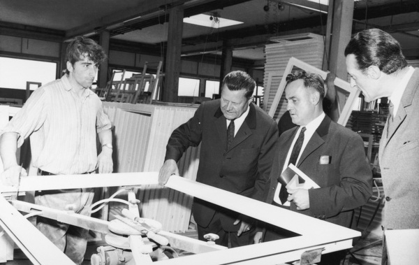 Eduard Klinger senior (2. v. l.) leistete Pionierarbeit, als er 1963 das Kunststoff-Fenster nach Österreich brachte. Im Bild ist Klinger bei einem Betriebsbesuch im Jahr 1964 zu sehen.