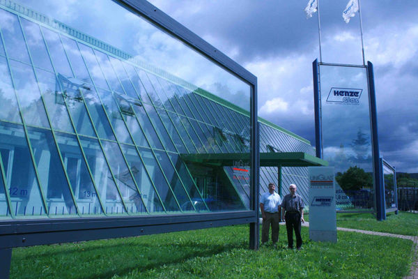Dietmar Henze (r.) und sein Stellvertreter Matthias Zander vor dem 3-fach-Isolierglas im Format 3,21 x 18 m.