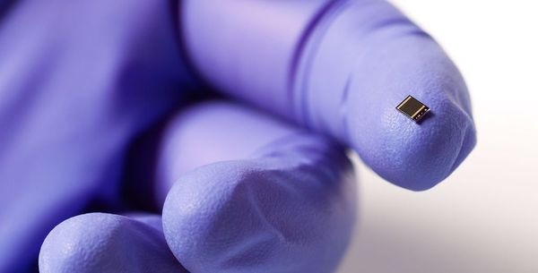 Ein Blick auf die neue Rekordsolarzelle.