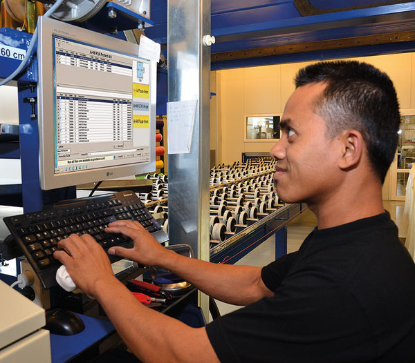 Automatisierte VSG-Produktion, unterstützt vom A+W Production Terminal: Es informiert die Mitarbeiter im Reinraum über alle wichtigen Parameter wie Scheibenreihenfolge, Scheibenaufbau und die einzulegende Folie.