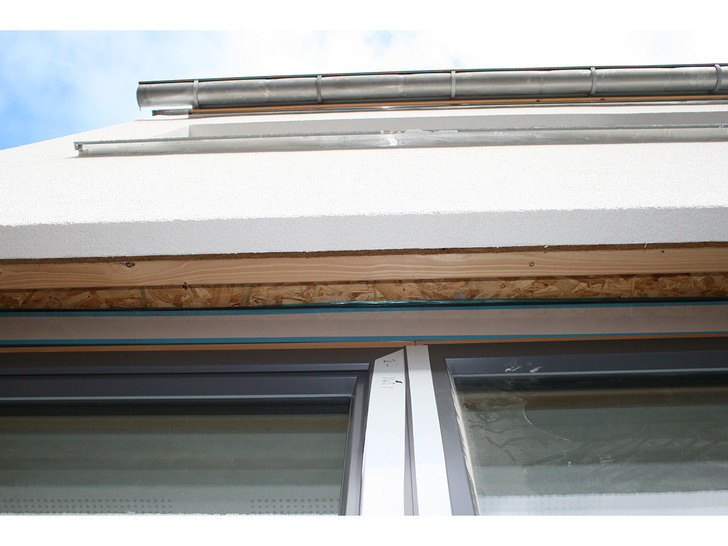 Zum Einsatz kam die neue Dämmlösung für Verschattungskästen bereits im firmeneigenen Büroanbau.