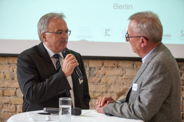 Winfried Tänzer im Gespräch mit Moderator Heinz Klaus Mertes, früherer Chefredakteur des Bayerischen Fernsehens