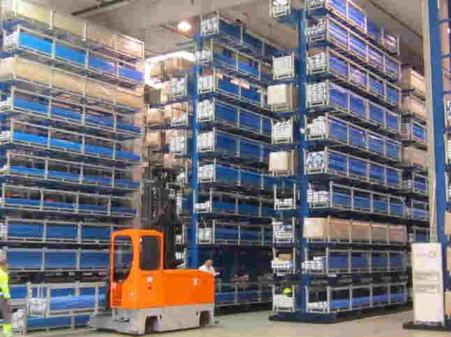 Mit Sideloadern vom Typ Hubtex MQ30 werden die fast 10 m hohen Regale be- und entladen.