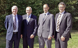 <p>
Gut gelaunt und bei strahlendem Sonnenschein zeigte sich die Führungsriege mit Richard Hill, Business Unit Director Sales North-Europe; Matthias Wagner, Business Unit Director Central Europe; Jonathan Hartmann, Business Unit Director Sales South & West Europe und Reiner Eisenhut, Group President tremco illbruck (v. l. n. r.). 
</p> - © Foto: Vögele

