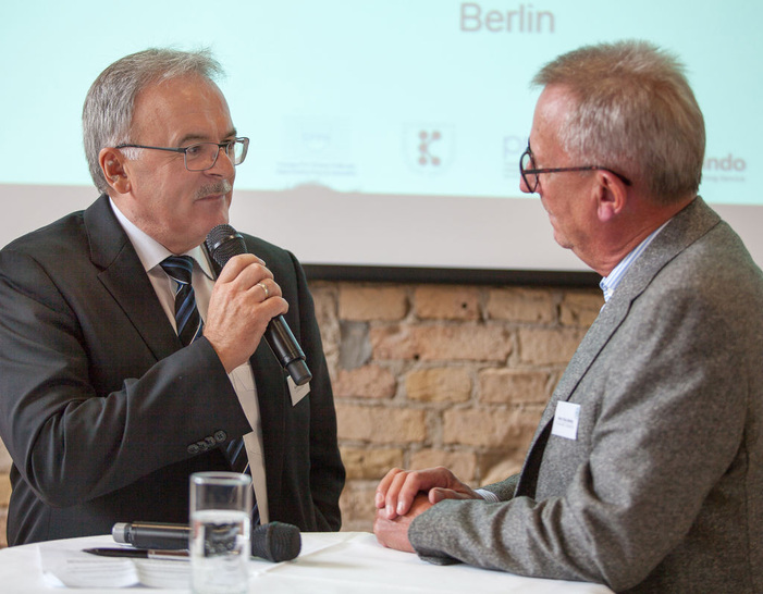 Winfried Tänzer (profine) im Gespräch mit Moderator Heinz Klaus Mertes, früherer Chefredakteur des Bayerischen Fernsehens.