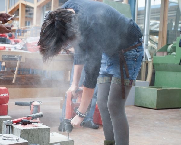 Beim Dübelseminar der GlasbauPartner-Schulung in Hadamar herrschte “echte“ Baustellenatmosphäre.