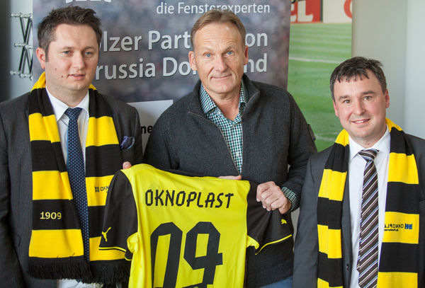 (v.l.) Mikolaj Placek (Oknoplast-Inhaber und Sohn des Firmengründers), Hans-Joachim Watzke BVB-Geschäftsführer), Dominik Mryczko (Geschäftsführer Konzept Fenster und Türen GmbH Oknoplast Group, Ibbenbüren).