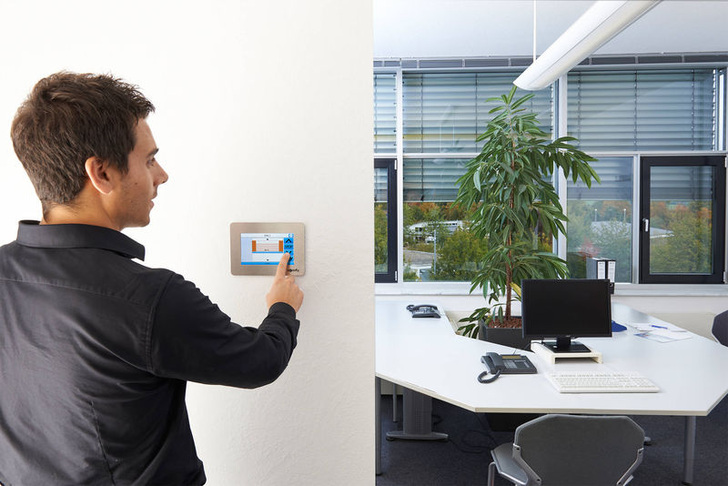 Mit der Sonnenschutzzentrale TouchBuco von Somfy lassen sich bis zu vier Fassadenbereiche mit unterschiedlichen Behangarten wie Rollläden, Jalousien oder textilem Sonnenschutz individuell ansteuern.