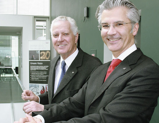 <p>
Dorma Gesellschafter Karl-Rudolf Mankel (l.) und Geschäftsführer Thomas P. Wagner schauen zuversichtlich in die Zukunft.
</p> - © Foto: Matthias Rehberger

