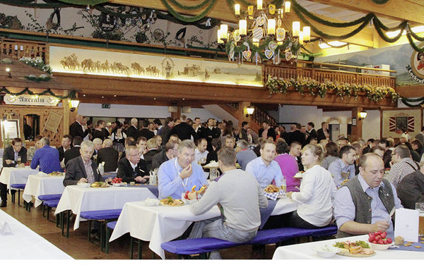 <p>
Darf auf keinen Fenstertagen fehlen: Der Austausch unter Kolleginnen und Kollegen beim zünftigen Maß Bier in der Inntalhalle.
</p> - © Fotos: ift Rosenheim

